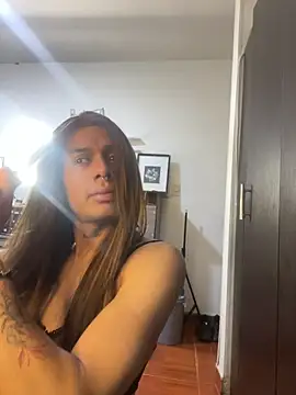 Snapshot of Rouse_Hilton chatting on October 15, 2025, 7:44 pm Rouse Hilton online show from October 15, 2025, 7:44 pm