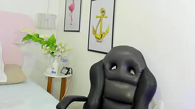 Snapshot of naomiii__ chatting on October 15, 2025, 11:40 am naomiii online show from October 15, 2025, 11:40 am