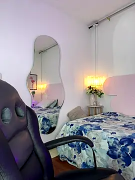 Snapshot of naomiii__ chatting on October 18, 2025, 11:45 am naomiii online show from October 18, 2025, 11:45 am