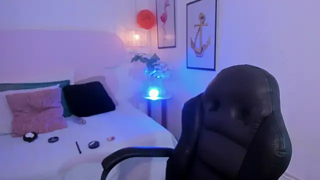 Snapshot of naomiii__ chatting on October 14, 2025, 12:06 pm naomiii online show from October 14, 2025, 12:06 pm