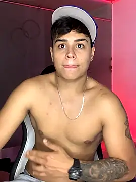 Snapshot of SantiagoReyesFtt chatting on October 22, 2025, 5:07 am SantiagoReyesFtt online show from October 22, 2025, 5:07 am