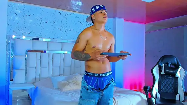 Snapshot of SantiagoReyesFtt chatting on November 6, 2025, 1:42 am SantiagoReyesFtt online show from November 6, 2025, 1:42 am