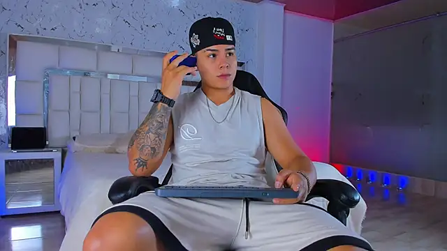 Snapshot of SantiagoReyesFtt chatting on November 14, 2025, 6:22 pm SantiagoReyesFtt online show from November 14, 2025, 6:22 pm