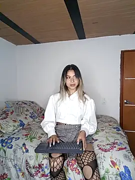 Snapshot of Karolgood3 chatting on March 23, 2025, 5:00 am Karolgood3 online show from March 23, 2025, 5:00 am