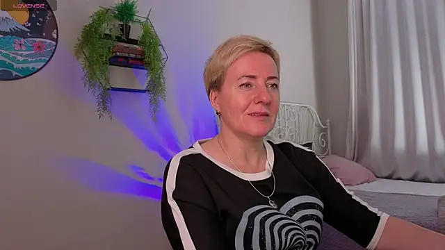 Snapshot of Nika_Smit chatting on November 8, 2025, 5:22 am Nika Smit online show from November 8, 2025, 5:22 am