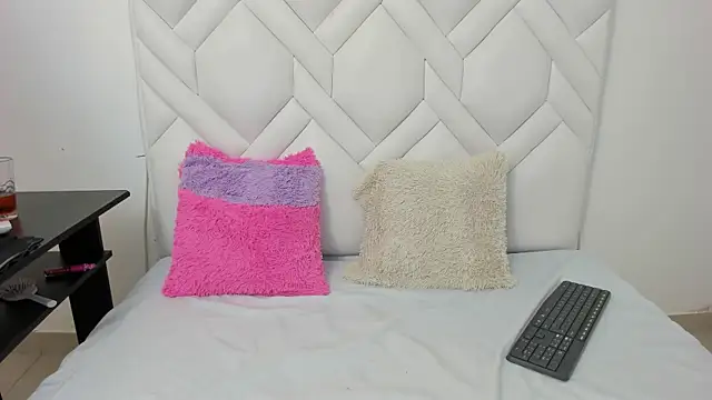 Analia18  online show from October 15, 2025, 1:30 pm