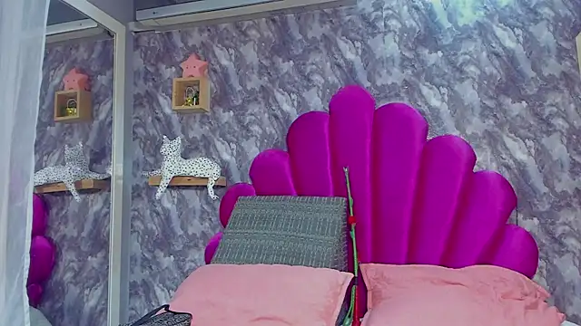 Snapshot of EMMAPARISS chatting on October 11, 2025, 11:55 am EMMAPARISS online show from October 11, 2025, 11:55 am