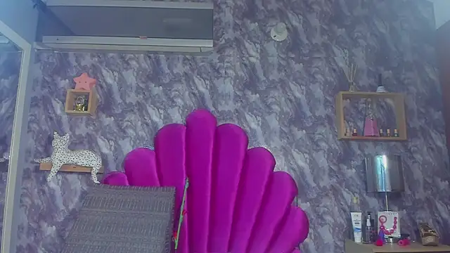 Snapshot of EMMAPARISS chatting on November 28, 2025, 11:43 am EMMAPARISS online show from November 28, 2025, 11:43 am