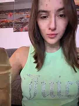 Snapshot of EmilyWi_ chatting on November 17, 2025, 10:03 pm EmilyWi online show from November 17, 2025, 10:03 pm