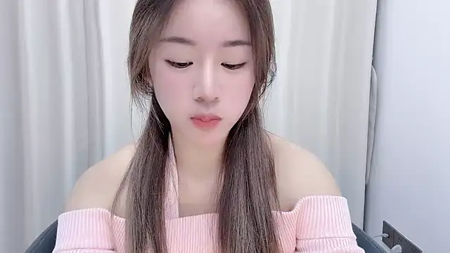 chloe-01 online show from December 4, 2024, 12:08 pm