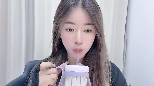 chloe-01 online show from December 3, 2024, 12:13 pm