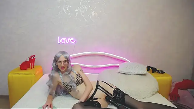 Snapshot of KlaryBrait chatting on February 26, 2025, 4:05 pm KlaryBrait online show from February 26, 2025, 4:05 pm