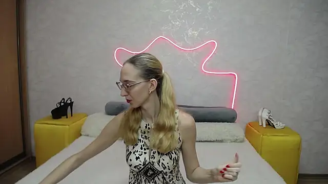 Snapshot of KlaryBrait chatting on October 15, 2025, 6:54 am KlaryBrait online show from October 15, 2025, 6:54 am