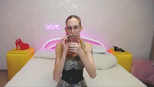 Snapshot of KlaryBrait chatting on February 25, 2025, 1:43 pm KlaryBrait online show from February 25, 2025, 1:43 pm