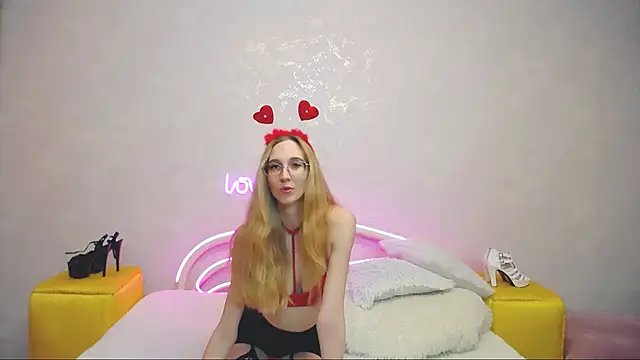 Snapshot of KlaryBrait chatting on February 17, 2025, 2:28 pm KlaryBrait online show from February 17, 2025, 2:28 pm