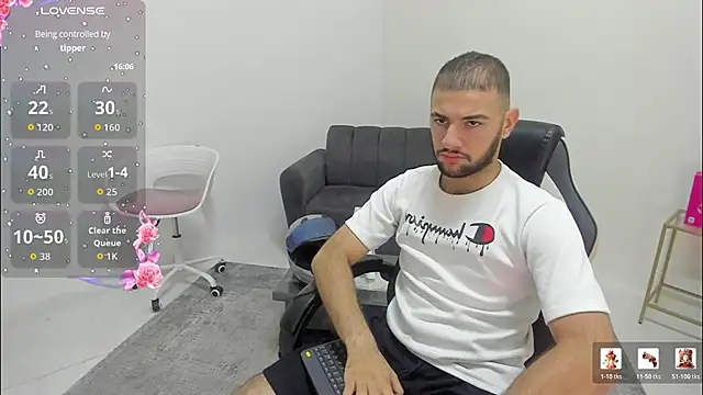 Snapshot of MaximusDick1_ chatting on August 6, 2026, 12:44 pm MaximusDick1 online show from August 6, 2026, 12:44 pm