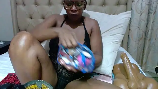 QUEENSHEBAxx01 online show from October 18, 2025, 12:56 am