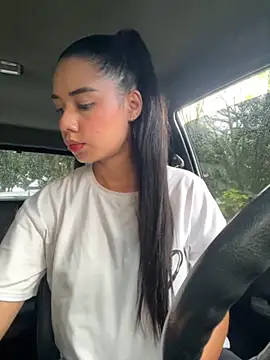 Snapshot of _Luana chatting on November 14, 2025, 6:33 pm Luana online show from November 14, 2025, 6:33 pm