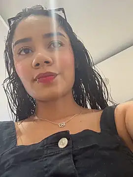 Snapshot of _Luana chatting on October 25, 2025, 7:36 pm  Luana online show from October 25, 2025, 7:36 pm