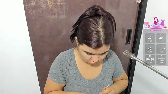 klhoe boobs online show from May 9, 2026, 3:32 am