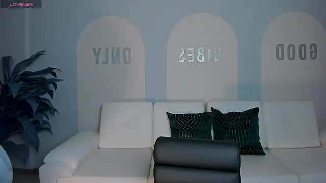 Snapshot of ValeriaRoldanX chatting on June 25, 2026, 11:37 am ValeriaRoldanX online show from June 25, 2026, 11:37 am
