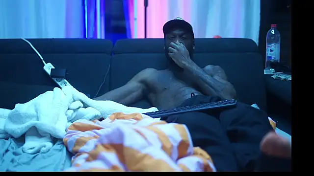 Snapshot of MacTroy chatting on October 13, 2025, 8:32 pm MacTroy online show from October 13, 2025, 8:32 pm