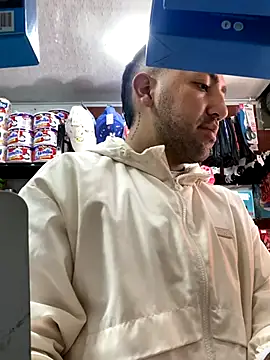 Snapshot of JuanZapata33 chatting on October 12, 2025, 7:15 pm JuanZapata33 online show from October 12, 2025, 7:15 pm