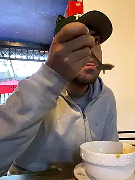 Snapshot of JuanZapata33 chatting on November 12, 2025, 9:40 pm JuanZapata33 online show from November 12, 2025, 9:40 pm