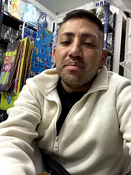 Snapshot of JuanZapata33 chatting on November 5, 2025, 10:13 pm JuanZapata33 online show from November 5, 2025, 10:13 pm