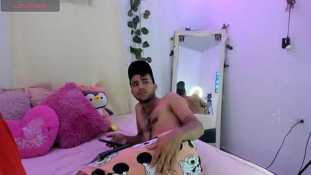 Snapshot of catalina_and_roger chatting on October 22, 2025, 12:04 pm catalina and roger online show from October 22, 2025, 12:04 pm