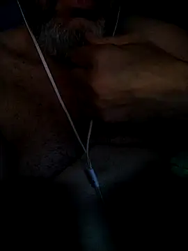 Snapshot of Leocesar37 chatting on August 5, 2026, 10:26 pm Leocesar37 online show from August 5, 2026, 10:26 pm