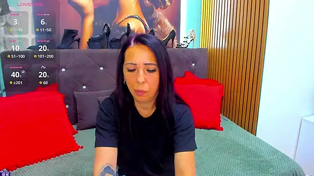 LauraSin online show from June 19, 2026, 5:52 pm
