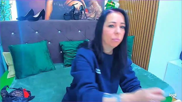 Snapshot of LauraSin chatting on December 20, 2025, 4:15 am LauraSin online show from December 20, 2025, 4:15 am