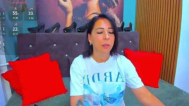 LauraSin online show from August 4, 2026, 3:33 am