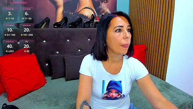 LauraSin online show from August 3, 2026, 3:36 am