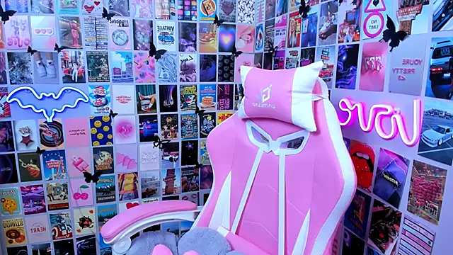 Snapshot of MiaMilas chatting on October 8, 2025, 7:25 pm MiaMilas online show from October 8, 2025, 7:25 pm