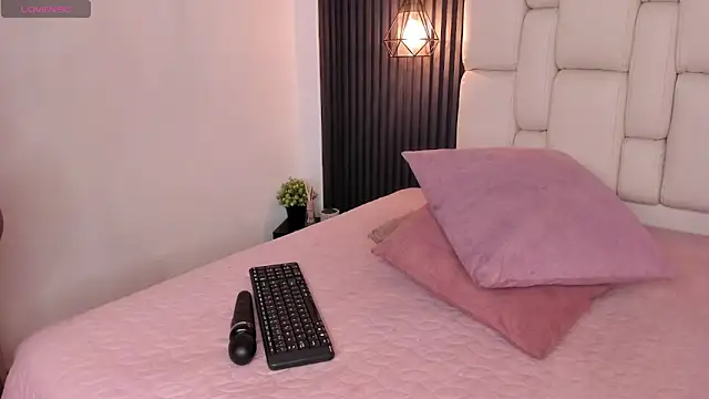 Snapshot of kristakinnky chatting on May 27, 2026, 12:12 pm kristakinnky online show from May 27, 2026, 12:12 pm