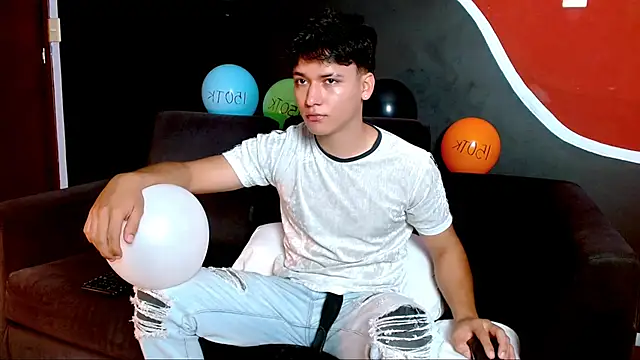 Snapshot of LiamEvans_0 chatting on March 11, 2025, 12:50 pm LiamEvans 0 online show from March 11, 2025, 12:50 pm