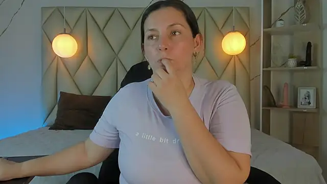 Snapshot of angelswets chatting on December 4, 2025, 1:43 pm angelswets online show from December 4, 2025, 1:43 pm