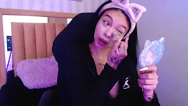 Snapshot of pettit_courtny chatting on October 31, 2025, 1:08 pm pettit courtny online show from October 31, 2025, 1:08 pm