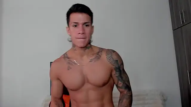 Snapshot of pettergrey1 chatting on December 16, 2025, 2:32 pm pettergrey1 online show from December 16, 2025, 2:32 pm