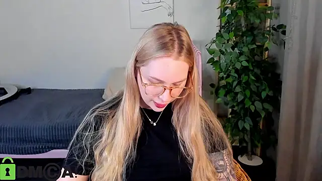 Snapshot of Carol__Cox chatting on December 3, 2025, 11:04 pm Carol Cox online show from December 3, 2025, 11:04 pm