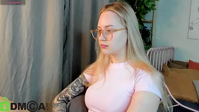 Snapshot of Carol__Cox chatting on December 1, 2025, 10:43 pm Carol Cox online show from December 1, 2025, 10:43 pm