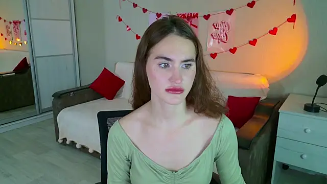 Snapshot of FridaCure chatting on October 15, 2025, 7:00 pm FridaCure online show from October 15, 2025, 7:00 pm