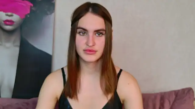 Snapshot of FridaCure chatting on November 6, 2025, 7:07 pm FridaCure online show from November 6, 2025, 7:07 pm