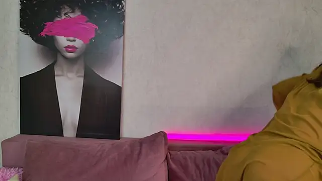 Snapshot of FridaCure chatting on October 19, 2025, 7:05 pm FridaCure online show from October 19, 2025, 7:05 pm