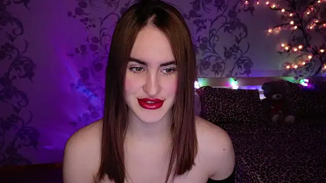 Snapshot of FridaCure chatting on November 19, 2025, 7:14 pm FridaCure online show from November 19, 2025, 7:14 pm