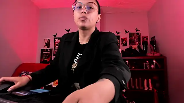 lilith-deveraux online show from December 17, 2025, 1:49 pm