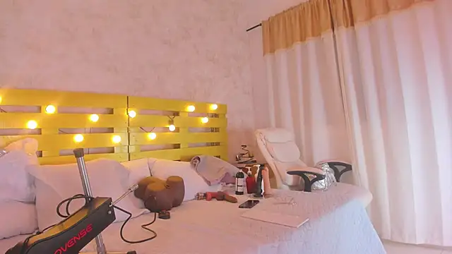 Snapshot of Rubi_Love_ chatting on November 16, 2025, 1:21 am Rubi Love online show from November 16, 2025, 1:21 am