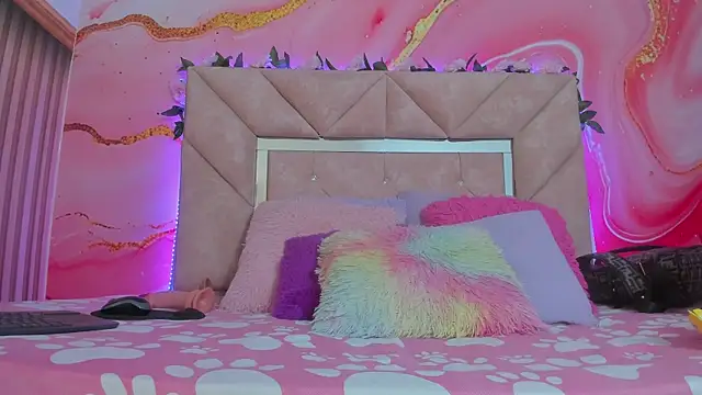 Snapshot of Taylor__cooper chatting on October 24, 2025, 6:40 pm Taylor cooper online show from October 24, 2025, 6:40 pm